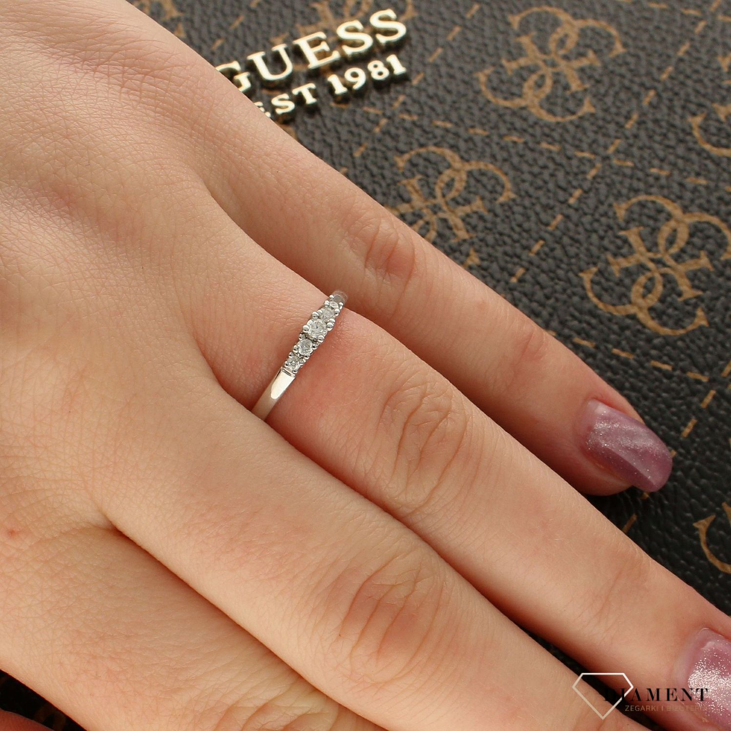 Pierścionek z białego złota próby 585 z pięcioma diamentami 0,10 ct (SI2H). Certyfikat autentyczności w zestawie. Idealny na prezent lub zaręczyny.1.jpg